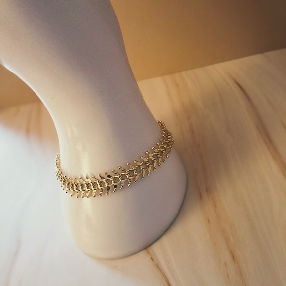 💥 18K Gold Plated Fishbone Bracelet – Waterproof & Tarnish-Resistant - Picture 7 of 14